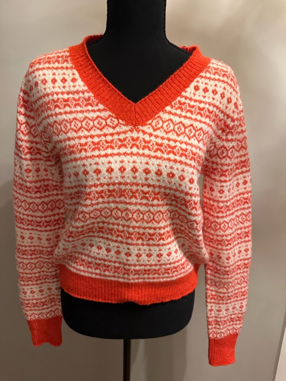NWT American Eagle Red & White Patterned V-Neck Sweater